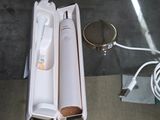 une télécommande Wii posée sur une table à côté d'un chargeur