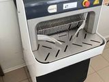 a machine that is sitting on the floor in a room