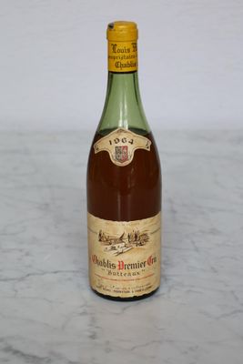 a bottle of wine that is sitting on a table