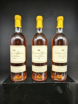 trois bouteilles de vin posées sur une table noire