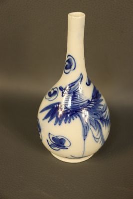 CHINE. Vase soliflore en porcelaine à décor d'oiseau de bleu…