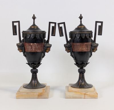 paire d'urnes anciennes en bronze et marbre, posées sur des socles en marbre