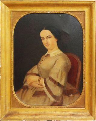 portrait d'une femme en robe marron, assise sur une chaise rouge