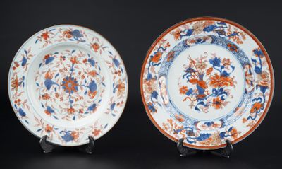 paire d'assiettes chinoises ornées de fleurs orange et bleues