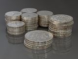plusieurs piles de pièces d'argent empilées les unes sur les autres