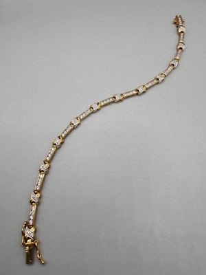 un collier en or et diamants sur fond blanc
