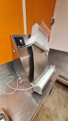 une machine posée sur le comptoir d'une cuisine