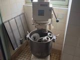 une photo d'une cuisine avec un mixeur et des plantes en pot