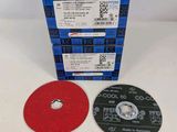 une boîte contenant un disque, surmontée d'un disque rouge
