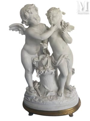 une image représentant une statue de deux chérubins posés sur un socle en marbre