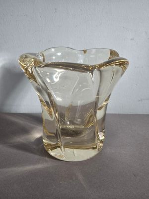 un vase en verre posé sur une table