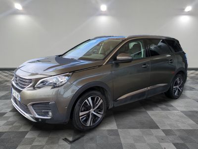 un SUV argenté garé dans une pièce au sol en damier