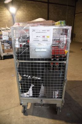 un chariot métallique contenant de nombreux articles dans un entrepôt