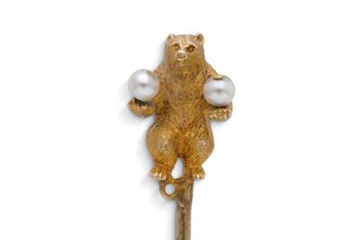 une clé en or ornée d'un ours et de perles