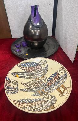 une assiette sur laquelle est représenté un oiseau, posée sur une table