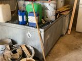 de nombreux seaux de peinture et d'autres objets dans la pièce