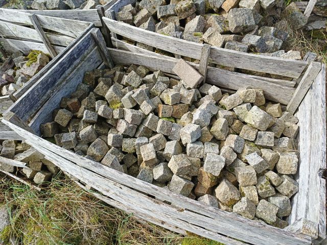 Quatre palettes de pavés granit en 80x80 et 150wX150. Vendu sur d...