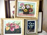 trois photos encadrées représentant des fleurs dans un panier posé sur une table