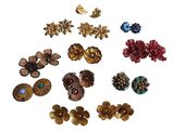 un gros plan montrant de nombreux types de boucles d'oreilles sur un fond blanc