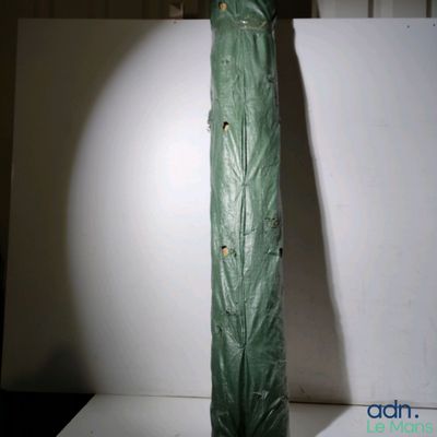 un parapluie vert posé sur une table blanche