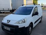 La camionnette blanche est garée sur le parking, à côté du camion.