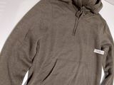 un sweat à capuche gris avec une étiquette blanche sur la poitrine et un sweat à capuche noir avec une étiquette blanche sur la poitrine
