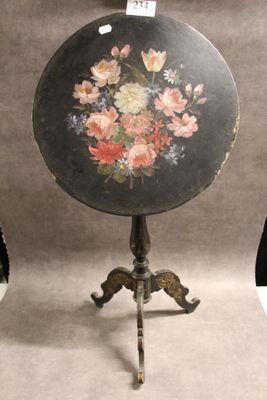 une table noire ornée d'un motif floral