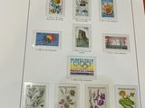 une photo d'une photo d'une collection de timbres posée sur une table
