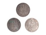 trois pièces en argent allemand sur fond blanc