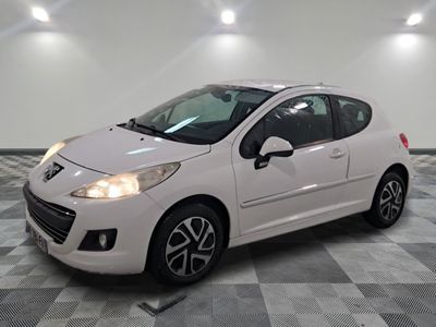 la petite voiture blanche est garée sur un carrelage à carreaux