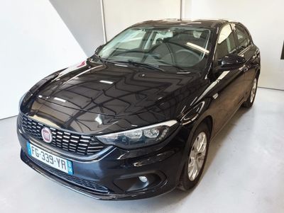 vue de face d'une voiture noire garée dans un garage