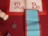 une table rouge avec une nappe rouge et une nappe rouge et une nappe bleue et une nappe rouge avec une nappe rouge et une
