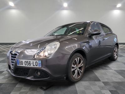 la photo d'une voiture garée dans un garage