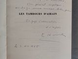 un livre ouvert, sur lequel est inscrit un poème écrit à la main, posé sur une table