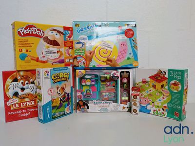 beaucoup de jouets en pâte à modeler sur la table