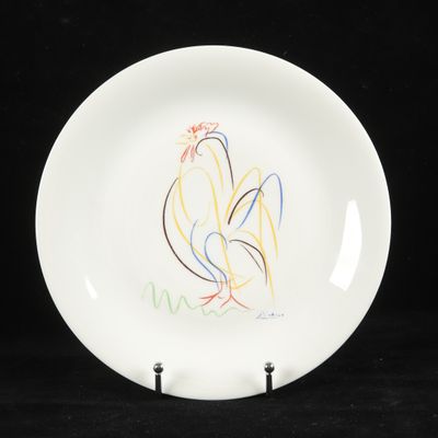 une assiette blanche sur laquelle est dessiné un coq