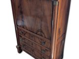 une commode en bois surmontée d'un miroir
