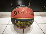 un gros plan d'un ballon de basket posé sur un sol carrelé