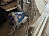 une machine posée sur un chariot dans un garage