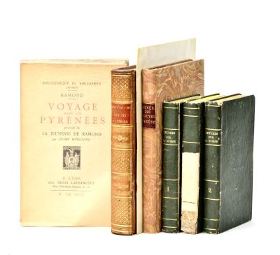 plusieurs vieux livres sont empilés sur une surface blanche