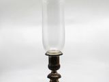 une image représentant un vase en verre contenant une bougie