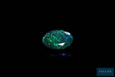 un oplite noir de forme ovale, parsemé de reflets verts et bleus
