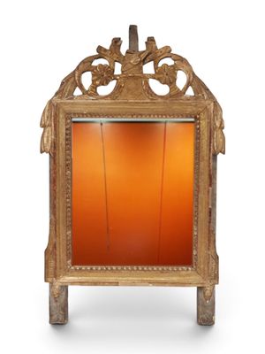 Glace en bois sculpté et doré, fronton ajouré à décor de rin…