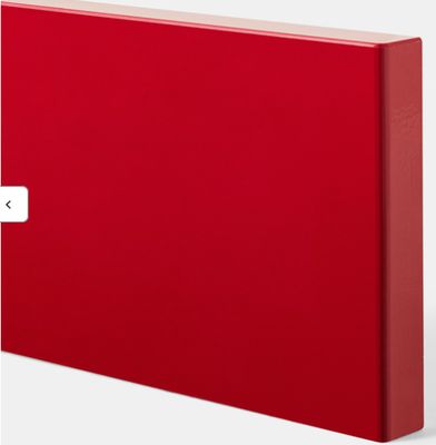 un livre à couverture rigide rouge, avec une couverture blanche et une bande blanche