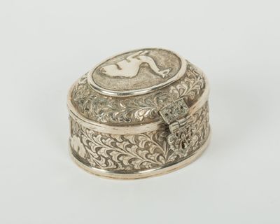 Boîte oblongue en argent 800 millièmes figurant un chameau a…