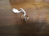 une bague posée sur une table, accompagnée d'une étiquette
