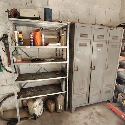 un garage avec tout un tas d'objets sur les étagères