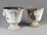 deux vases blancs posés l'un à côté de l'autre sur une surface grise