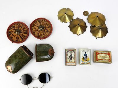 de nombreux objets posés sur une surface blanche