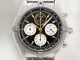 gros plan d'une montre sur une surface blanche